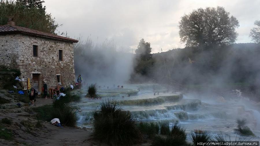 Cascate del Mulino: бассейны и водопад термальной воды Сатурния, Италия