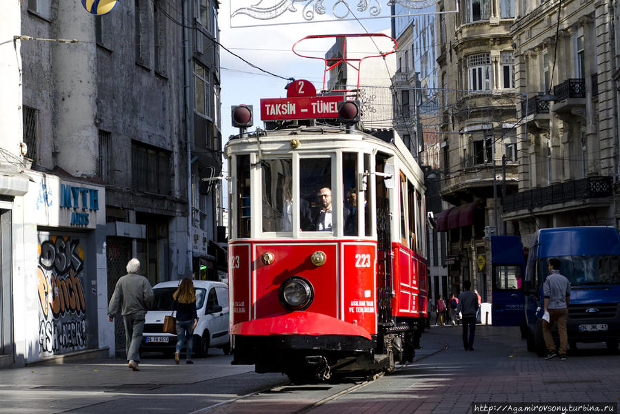 Истикляльный трамвай прекрасен как детская железная дорога в 5 лет. Стамбул, Турция