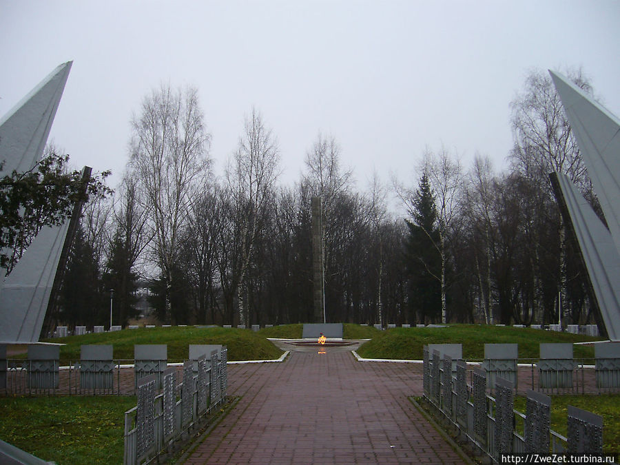 Город памяти павших. Кириши мемориал. Кириши мемориал памяти. Мемориал памяти павших вечный огонь Кириши. Кириши Ленинградская область мемориал.