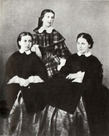 Сёстры Берс-Софья (слева), Татьяна и Елизавета. 1858—1859 гг. Москва (Из Интернета)