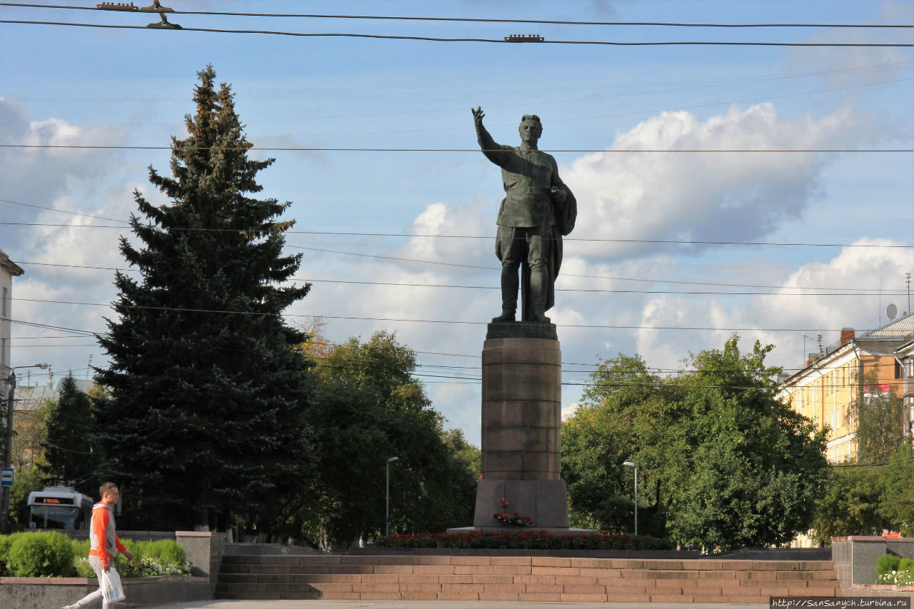 Памятник Кирову.