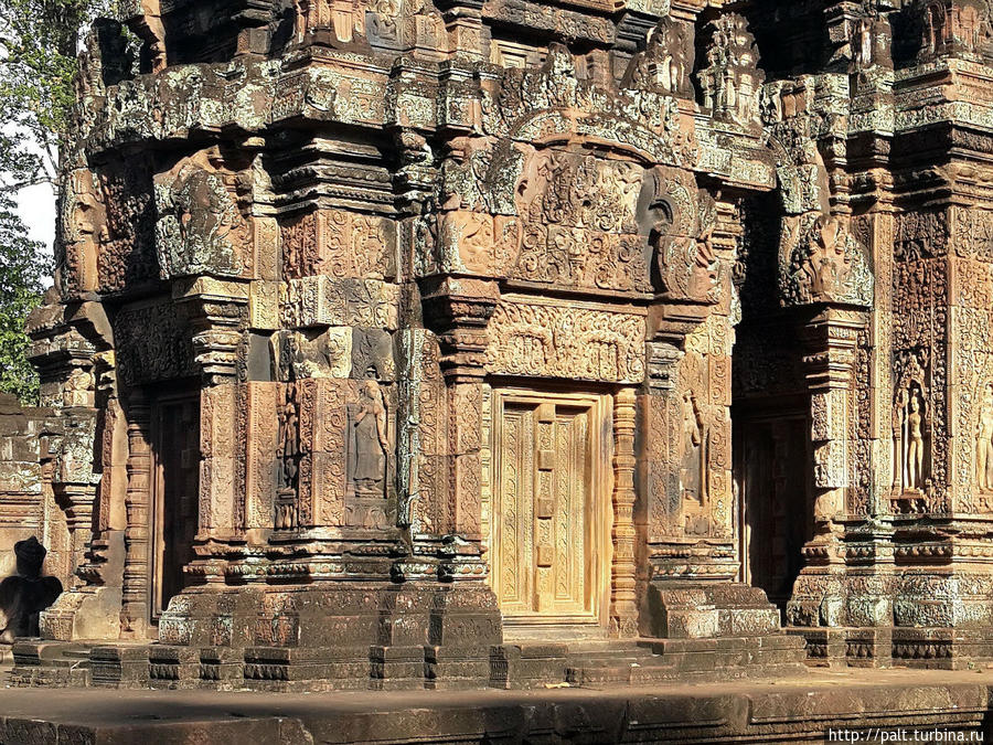 Эти великолепные скульптуры, которые для нас апсары, в некоторых источниках называют деватами и относятся они к низшим богам. Апсары, кстати, тоже. Но кем бы они ни были, они прекрасны. Ах, эти восхитительные улыбки Моны Лизы. Ах, эти грациозные позы и лотосы в каменных ручках... Ангкор (столица государства кхмеров), Камбоджа