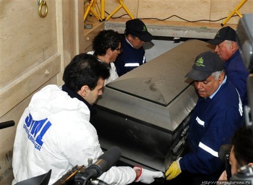 Эксгумация тела чилийского президента С.Альенде. Из интернета Сантьяго, Чили