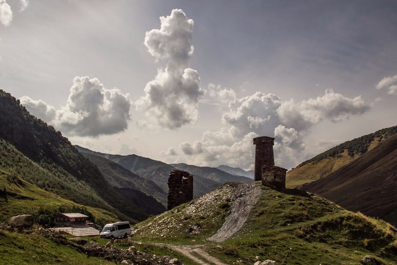 замок царицы тамары в дарьяльском ущелье фото