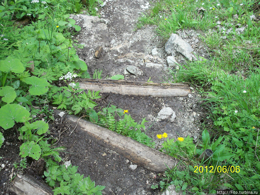 Почему тропа обозначена сплошной и пунктирной линией ? Фюссен, Германия