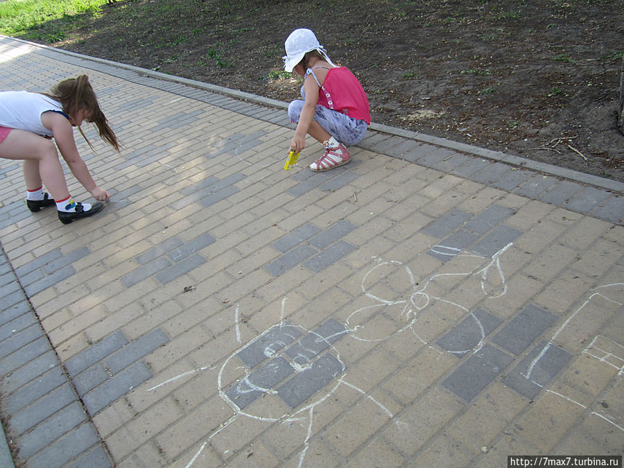 Творения  детей на асфальте Саратов, Россия