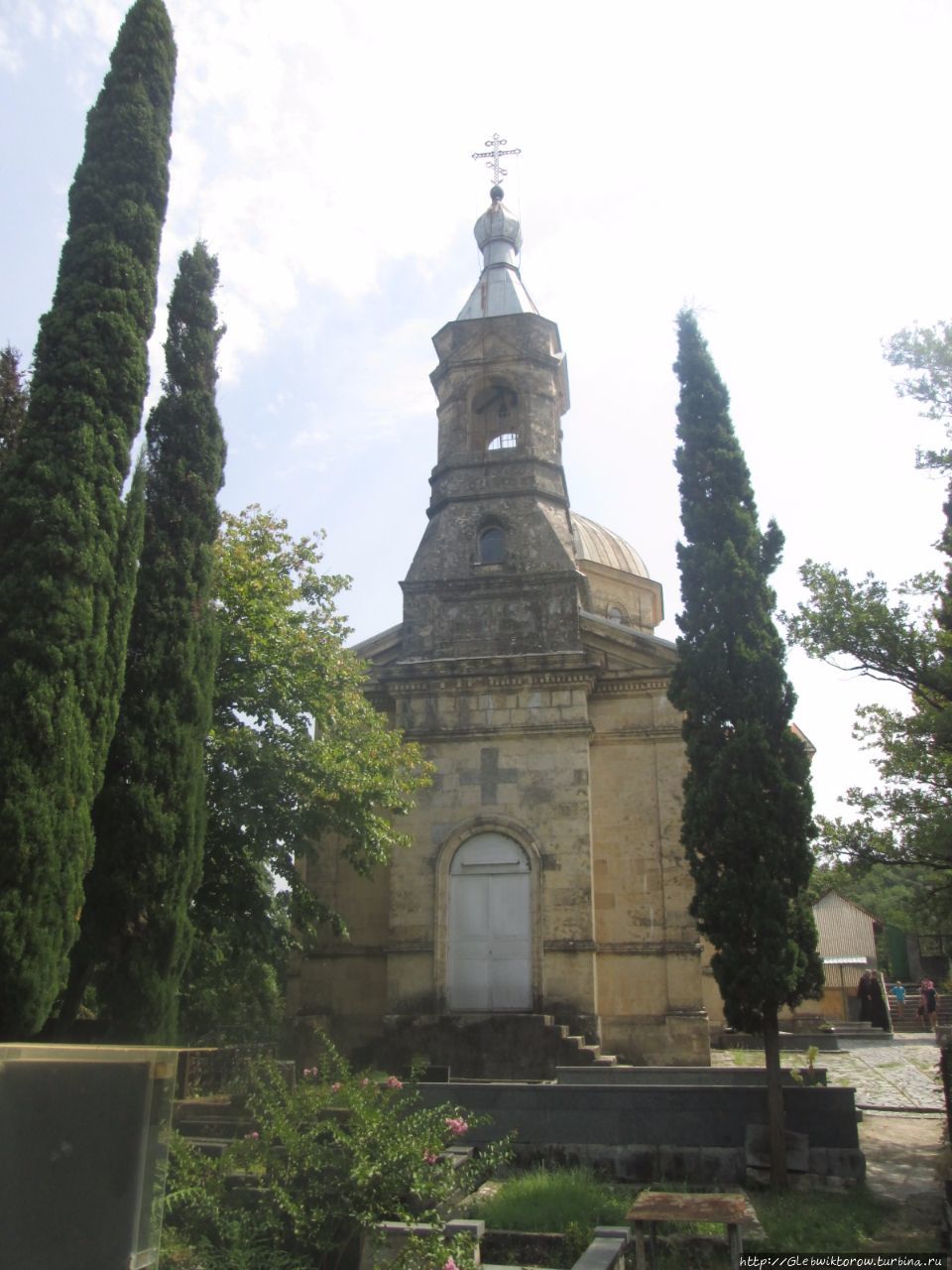 Прогулка к кладбищу около церкви Святого Георгия Кутаиси, Грузия