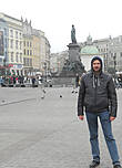 Рыночная площадь. На дальнем плане костёл Св. Войчеха и памятник знаменитому польскому поэту Адаму Мицкевичу.