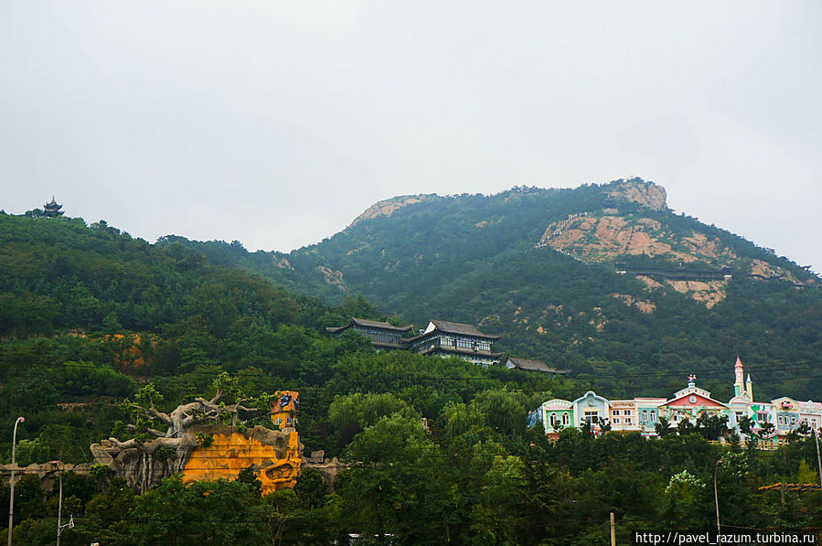 Священная гора Лаошань, превращённая в Диснейленд Циндао, Китай