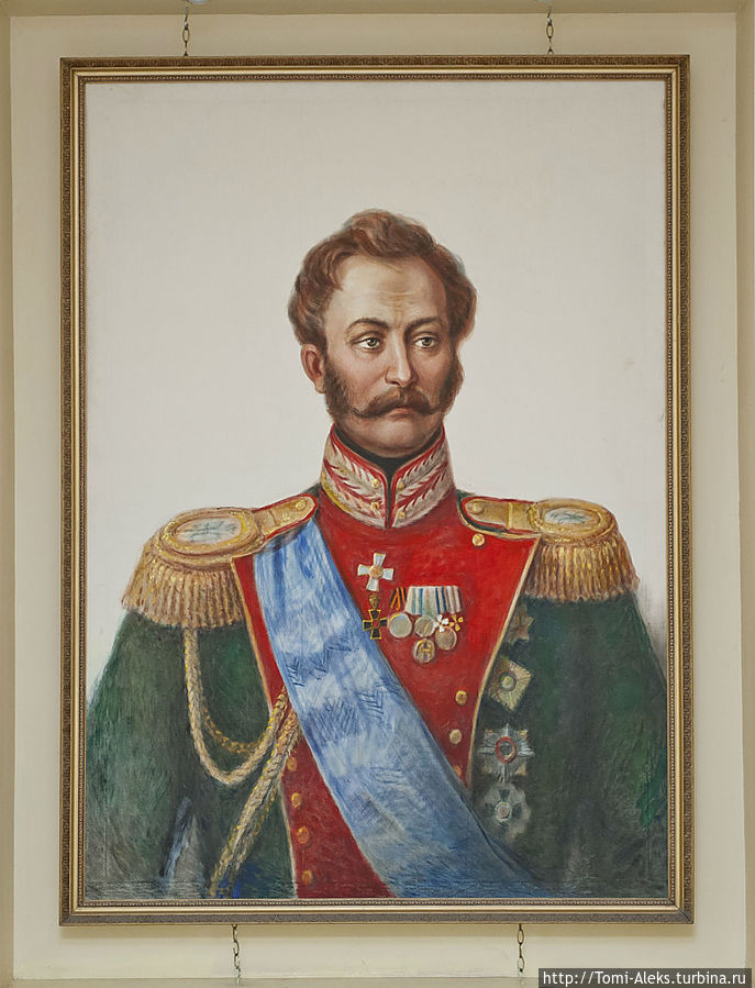 Портреты на входе в здание. Сдается мне, что это 