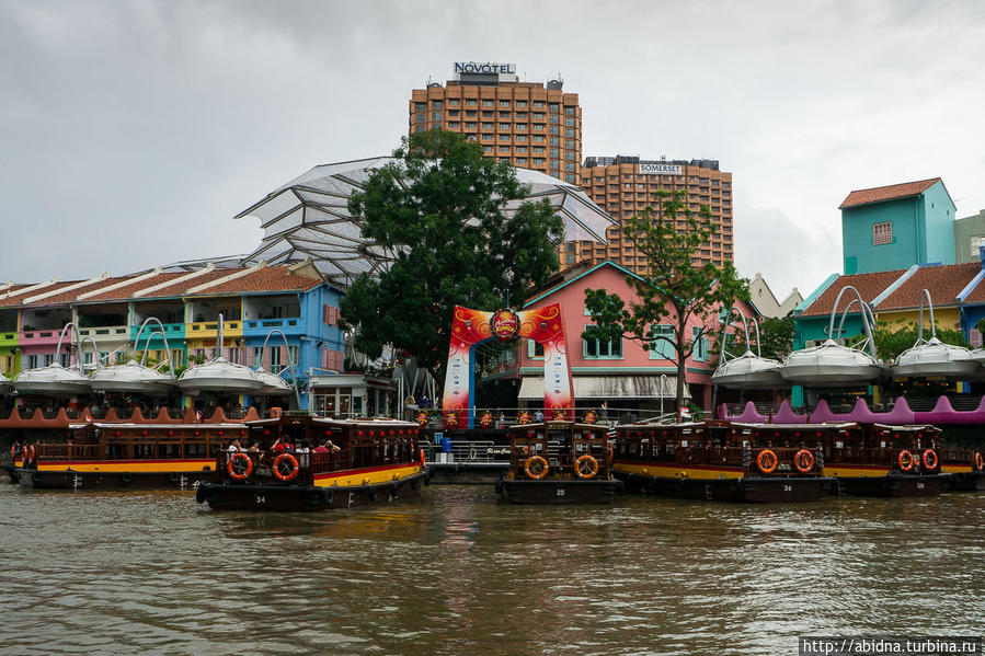 Набережная Clarke Quay, названа она в честь сэра Эндрю Кларка, второго губернатора Сингапура. Сейчас это центр ночной жизни города Сингапур (город-государство)