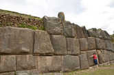 Громадные стены крепости Саскайхуаман, стоящей а защите города Куско