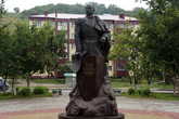 Памятник   Невельскому   в  г. Корсакове.