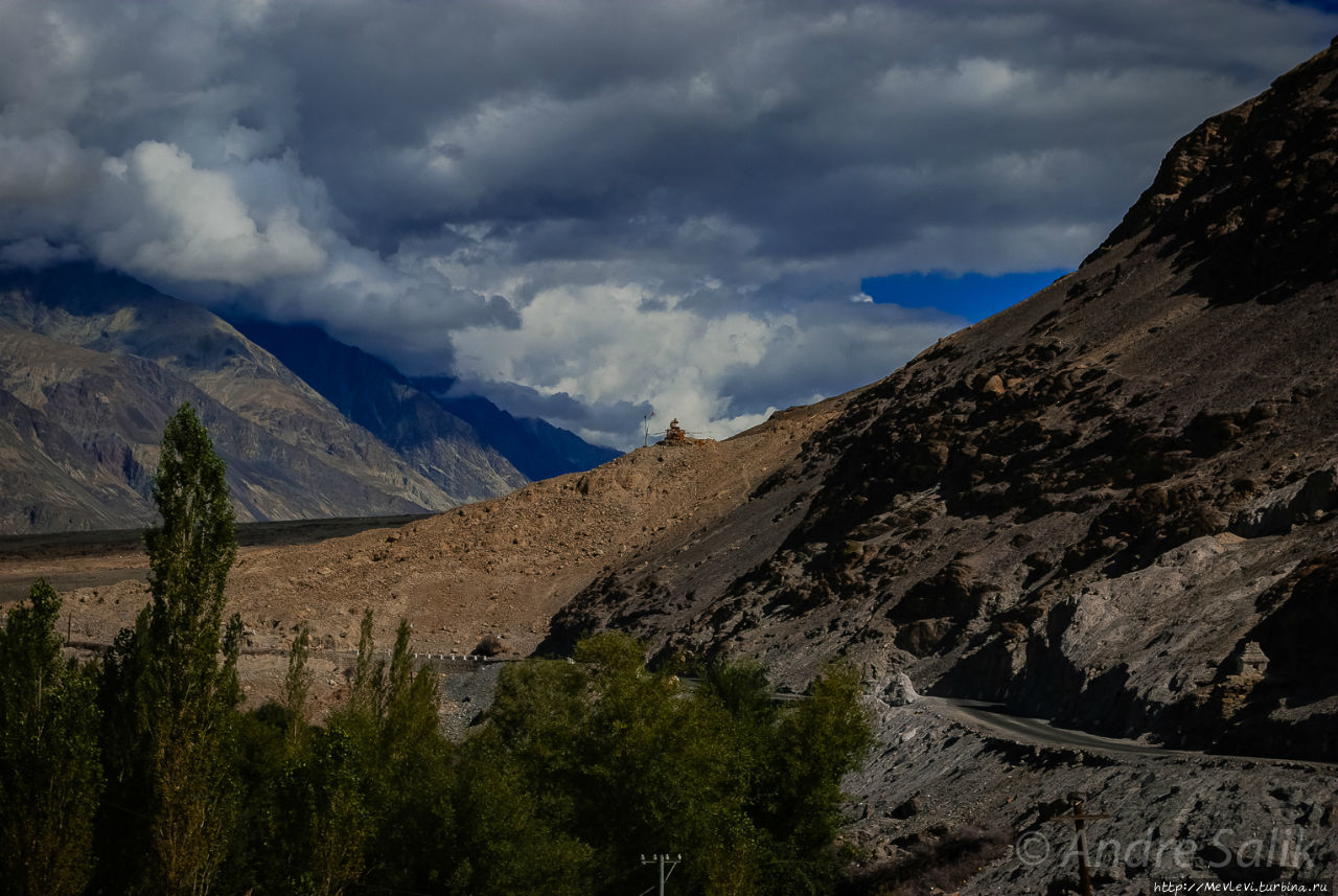 Монастырь Самсталинг недалеко от деревни Сумур Лех, Индия