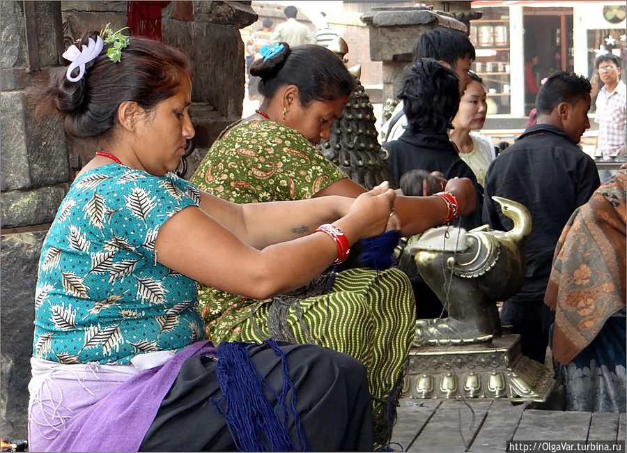 А чуть сбоку сидели две женщины, сматывавшие пряжу в клубки Бхактапур, Непал