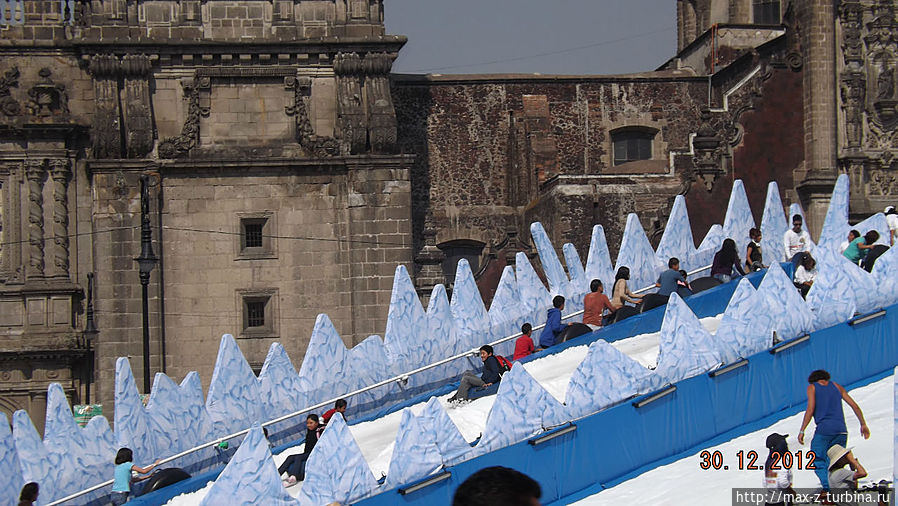 Новогодняя горка на главной площади, Сокало. Мехико, Мексика