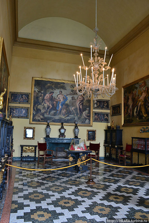 Внутреннее убранство выполнено в стиле барокко, залы украшены картинами, скульптурами, старинной мебелью, люстрами из муранского стекла.