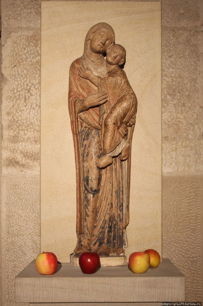 Статуя Девы Марии в хоре с яблоками (из Интернета) Кёльн, Германия