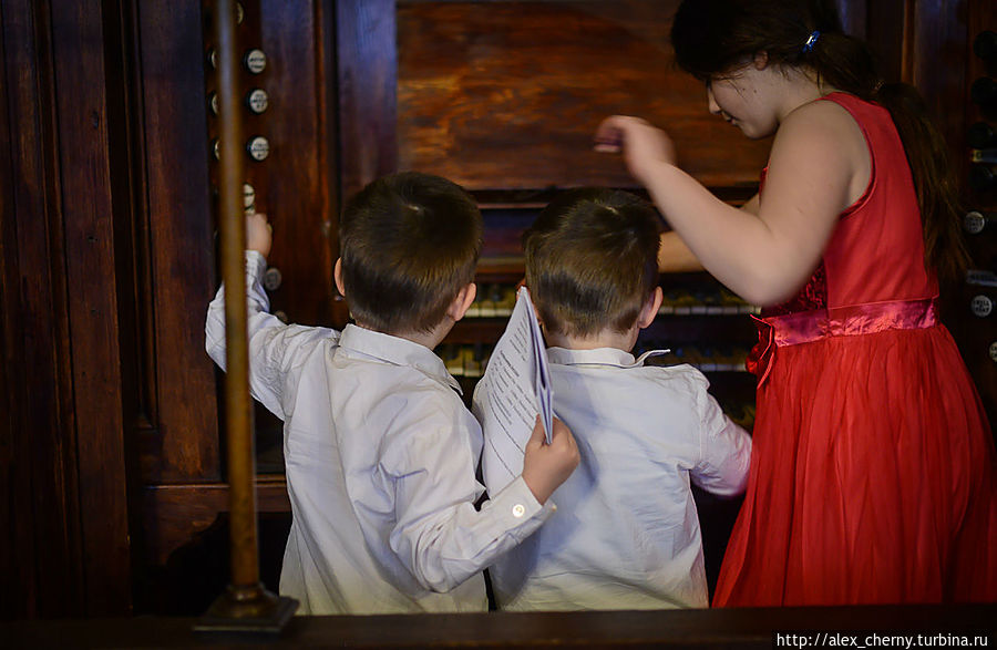 малые детишки пытаются оживить старинный орган