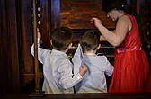 малые детишки пытаются оживить старинный орган