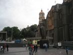 Памятник Папе — Иоанну Павлу II перед старой базиликой в Мехико