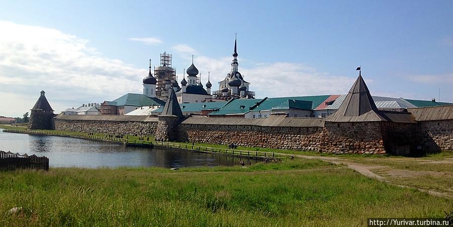 Соловецкий монастырь. Вид со стороны Святого озера Соловецкие острова, Россия
