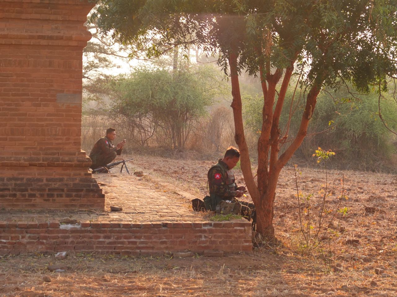 Старый Баган. Военные охраняют что то Баган, Мьянма