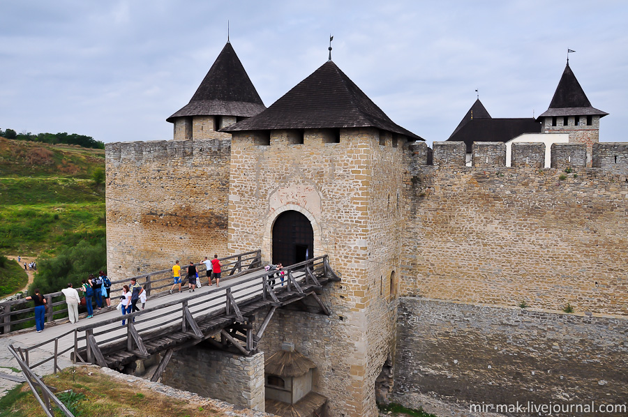 В главную крепость ведет въездной деревянный мост, проходящий через Надвратную башню. Хотин, Украина