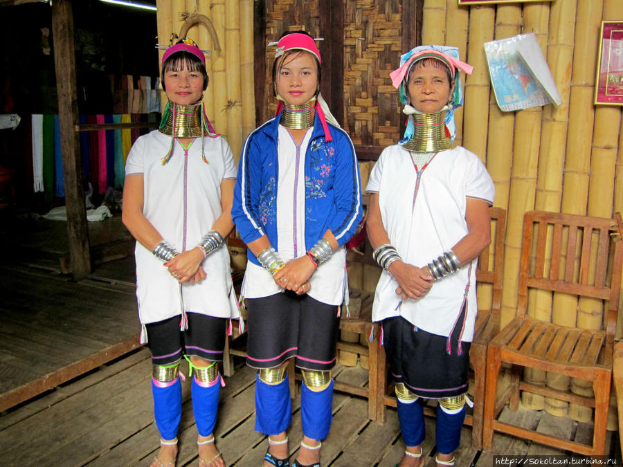 Местная достопримечательность. Кольца на вес килограммов 6 (я попробовала) Мьянма