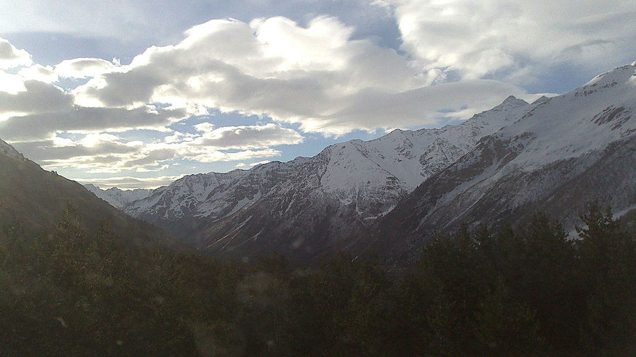 Вид из окна гостиницы утром Эльбрус (гора 5642м), Россия