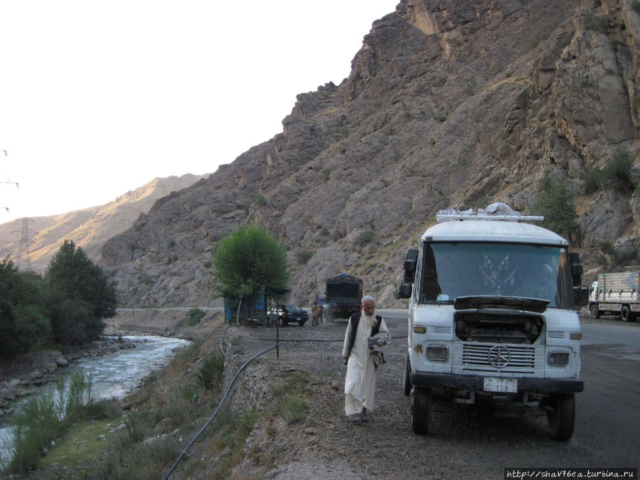 Афганский дальнобойщик около Саланга Афганистан