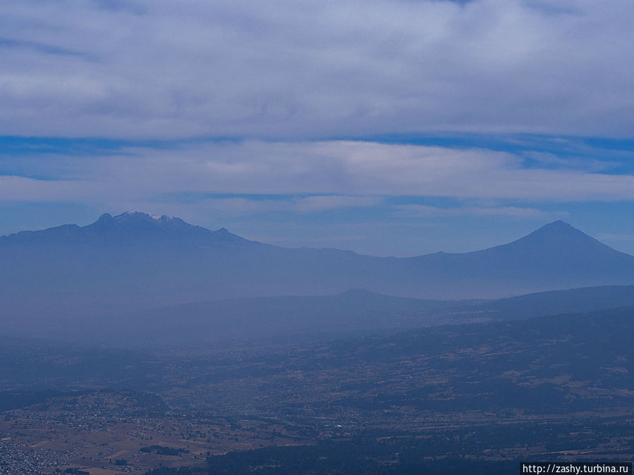 Вид на активный вулкан Popocateplt и снежные вершины Iztaccihuatl Штат Мехико, Мексика