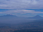 Вид на активный вулкан Popocateplt и снежные вершины Iztaccihuatl
