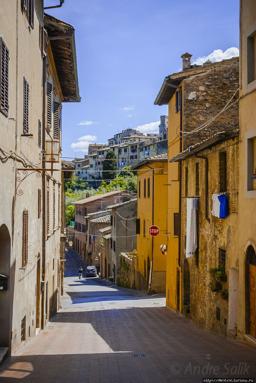 Город San Gimignano над долиной местного Кьянти Сан-Джиминьяно, Италия