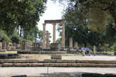 Три колонны — это Филиппион, завершал его строительство Александр Македонский