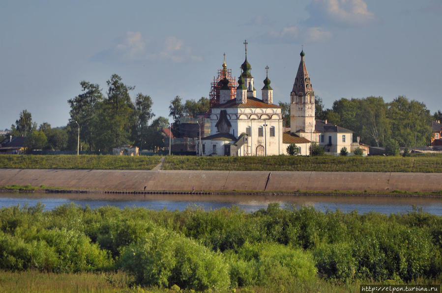 На берегу реки вятка