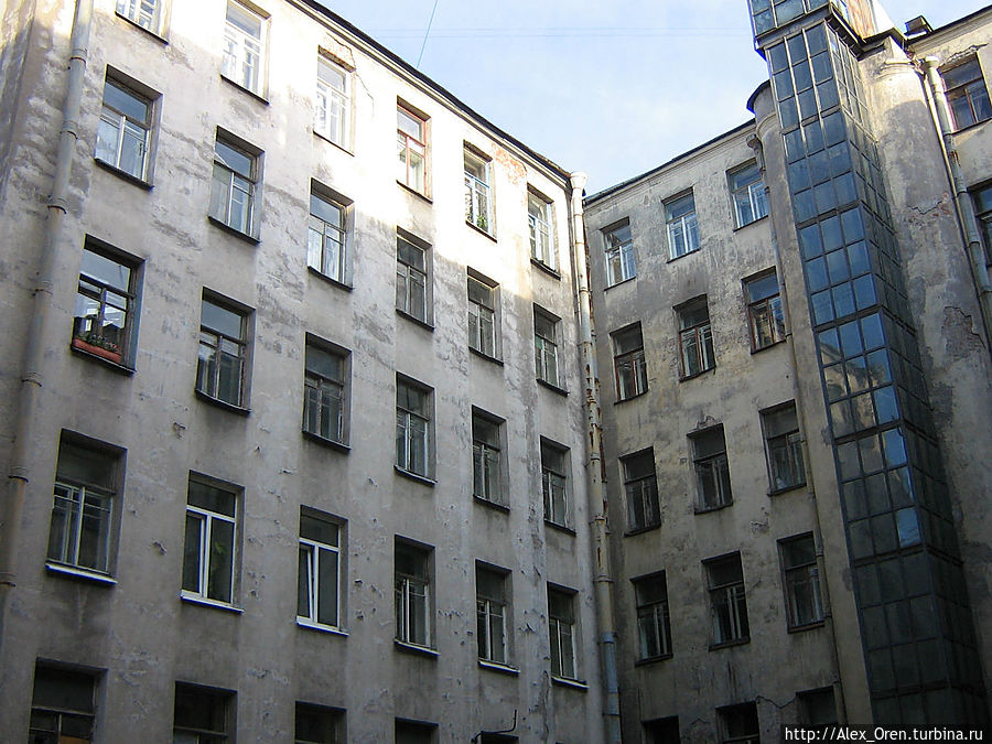 Здесь я жил с 2003 по 2011. Шестой этаж, четвёртое слева окно. Санкт-Петербург, Россия