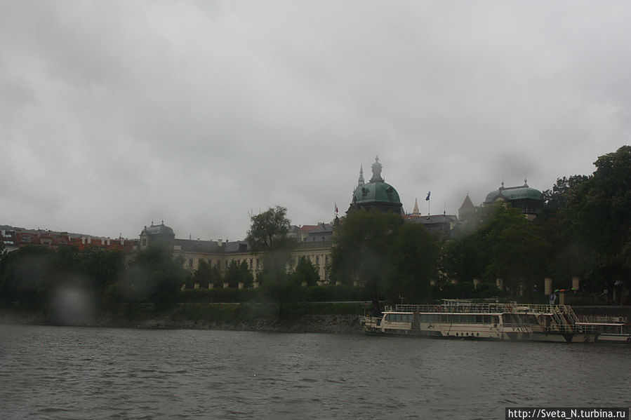 Вид с теплоходика в пасмурный день Прага, Чехия