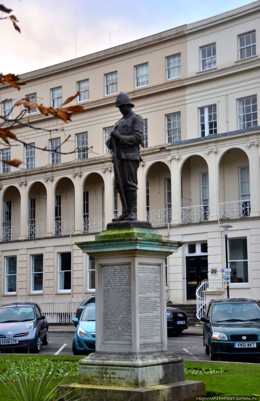 Памятник Эдварду Адриану Уилсону Челтнем, Великобритания