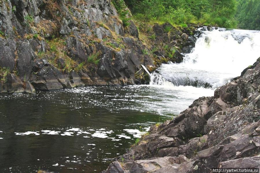 Медленно спускаясь вдоль водопада, в зависимости от уровня перепада, наблюдаешь, как водопад набирает силу Кивач Заповедник, Россия