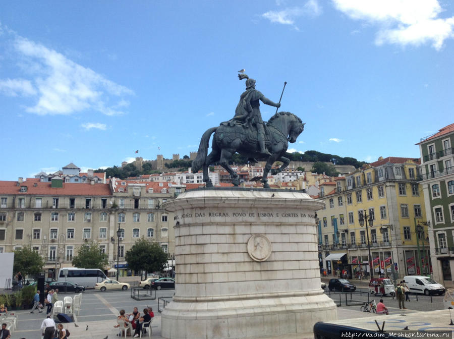Статуя Жуана I  на площади Фигейра. Лиссабон, Португалия