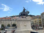 Статуя Жуана I  на площади Фигейра.