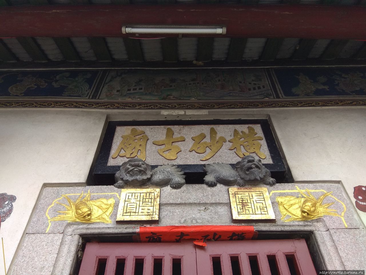 Львы над входом в храм