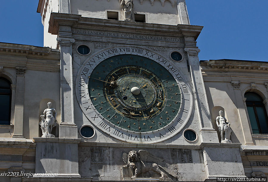 Астрономические часы на здании университета Падуя, Италия