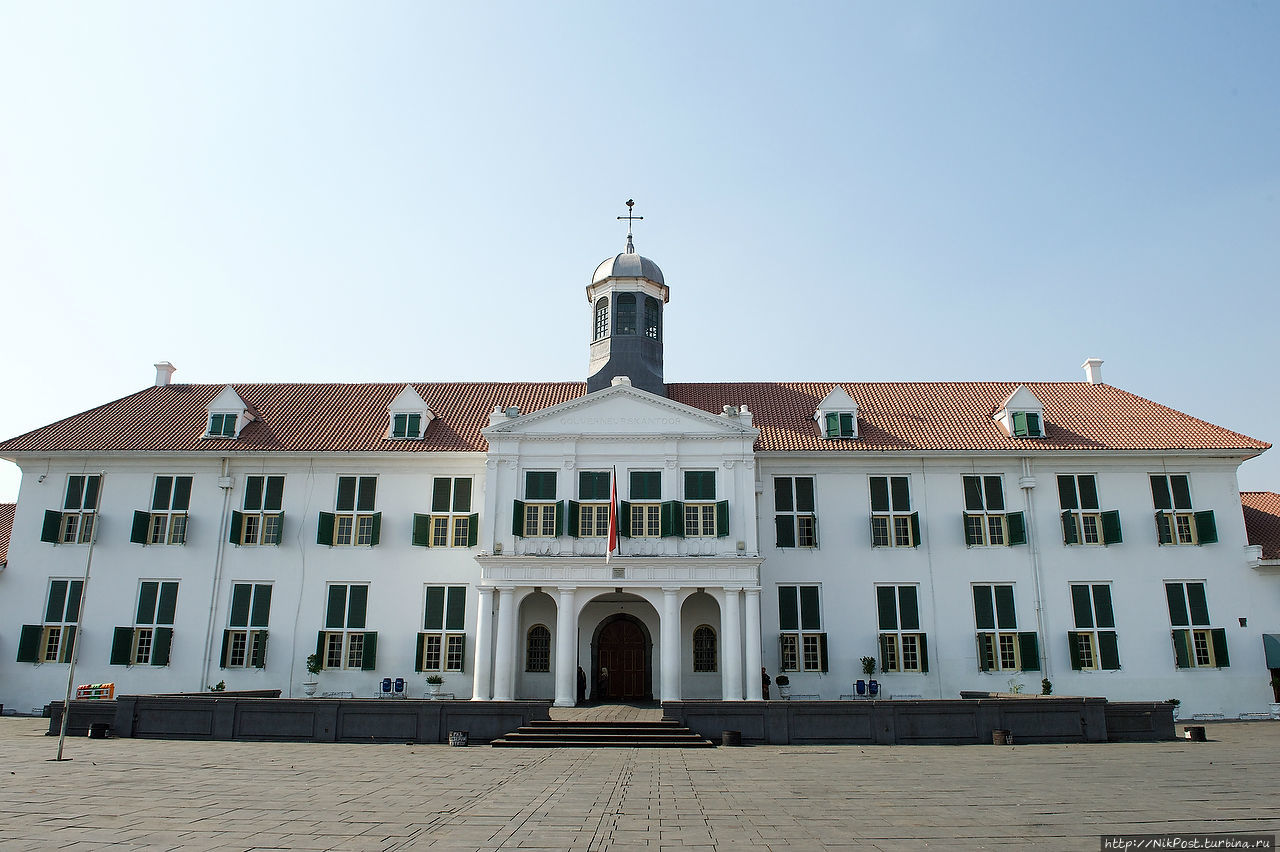 National History Museum. Здание музея и площадь — наследие Голландских колониалистов.