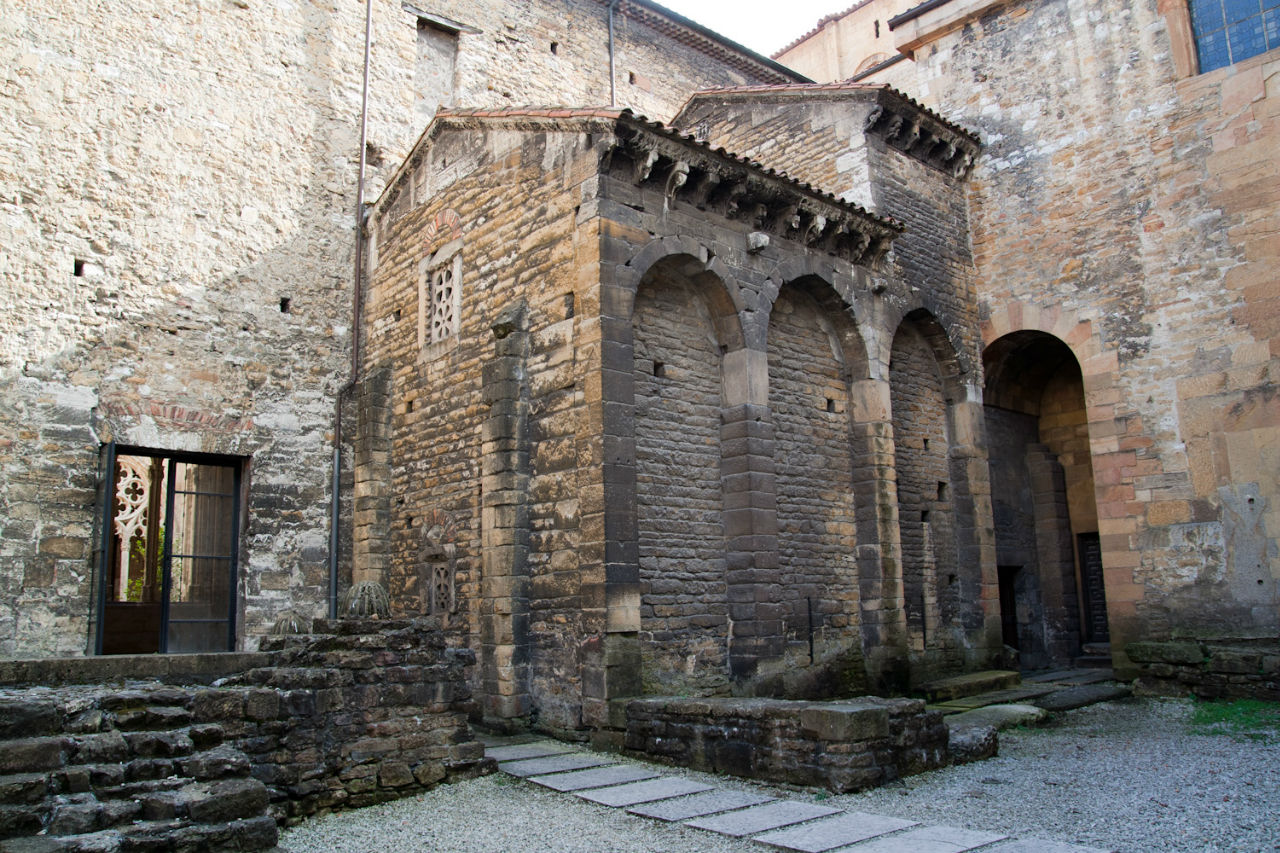 Святая палата Овьедо (часовня Св.Михаила) / Cámara Santa de Oviedo (chapel of St. Michael)