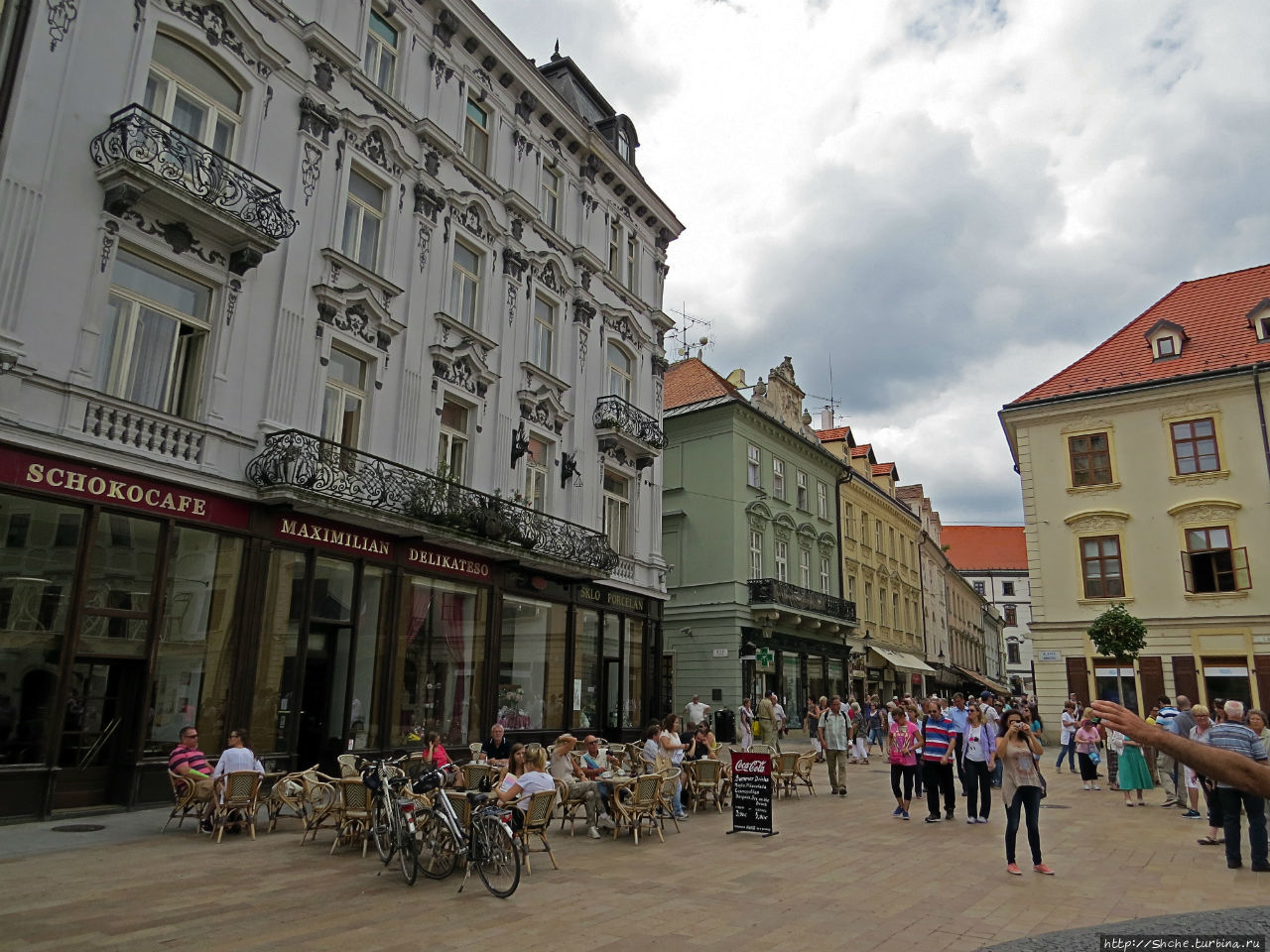 Братиславкие картинки: пешеходная зона старого города Братислава, Словакия