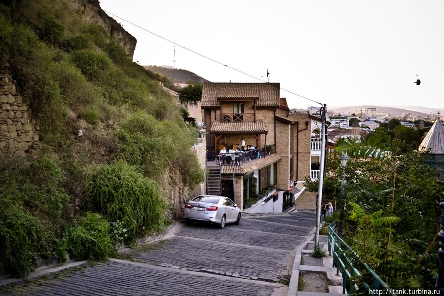 Вниз решили спустится не на фуникулере а по лестнице, проходящей через старый город. Тбилиси, Грузия