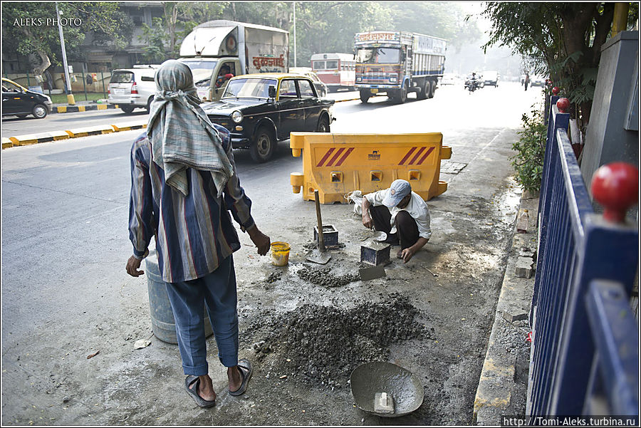 Дорожные рабочие. Всегда интересно наблюдать, как одеты индийцы, и чем они занимаются...
* Мумбаи, Индия