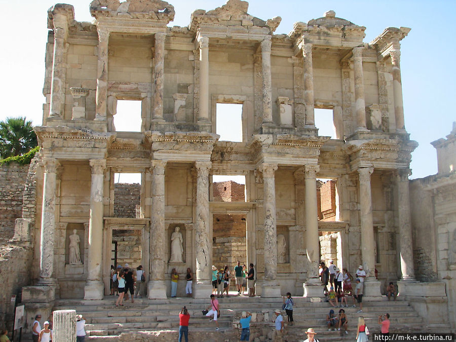 Общий вид фасада библиотеки